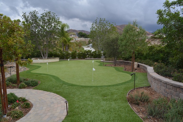 Tucson Synthetic grass golf green in a landscaped backyard